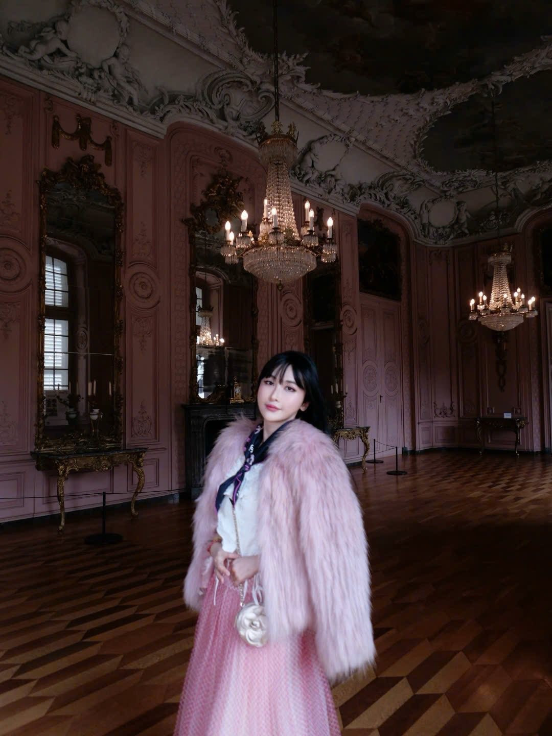 Thời gian gần đây, Mina Phạm nhận được nhiều sự quan tâm khi chia sẻ khoảnh khắc con gái 10 tuổi chăm sóc mình lúc ốm, cho thấy hình ảnh gia đình ấm áp phía sau cuộc sống hào nhoáng.