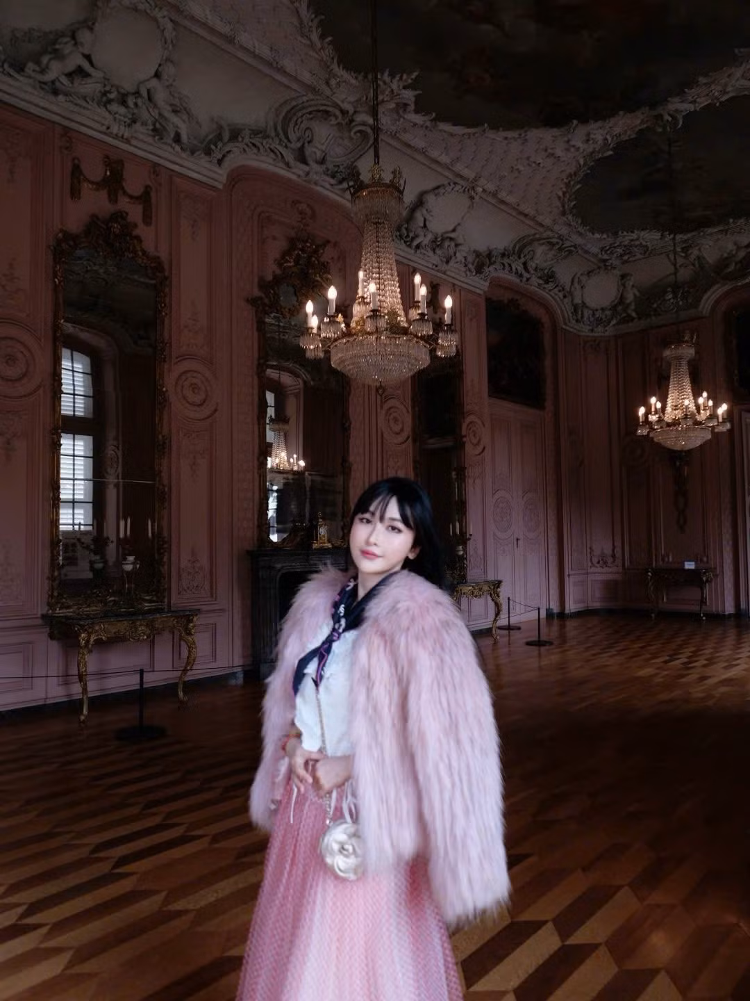 Thời gian gần đây, Mina Phạm nhận được nhiều sự quan tâm khi chia sẻ khoảnh khắc con gái 10 tuổi chăm sóc mình lúc ốm, cho thấy hình ảnh gia đình ấm áp phía sau cuộc sống hào nhoáng.