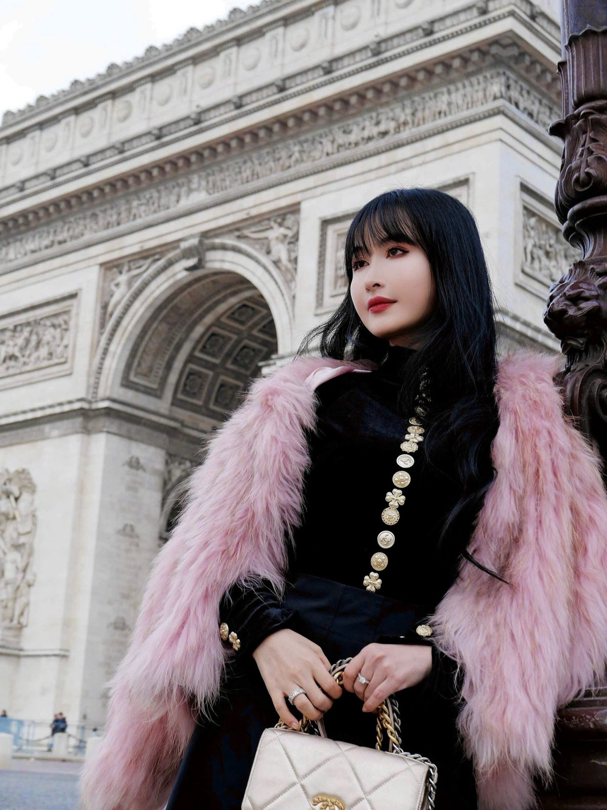 Chính sự dung hòa giữa hình ảnh “nữ hoàng hàng hiệu” và vai trò người vợ, người mẹ đảm đang đã giúp Mina Phạm giữ vững sức hút, trở thành một trong những influencer có tầm ảnh hưởng lớn trong giới thượng lưu Việt Nam.