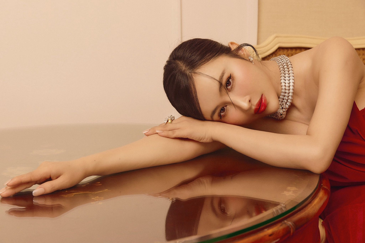 Ngày 17/01/2026, Mina Phạm tiếp tục gây chú ý khi xuất hiện với chiếc đồng hồ được cho là có giá trị hơn 1,5 tỷ đồng.