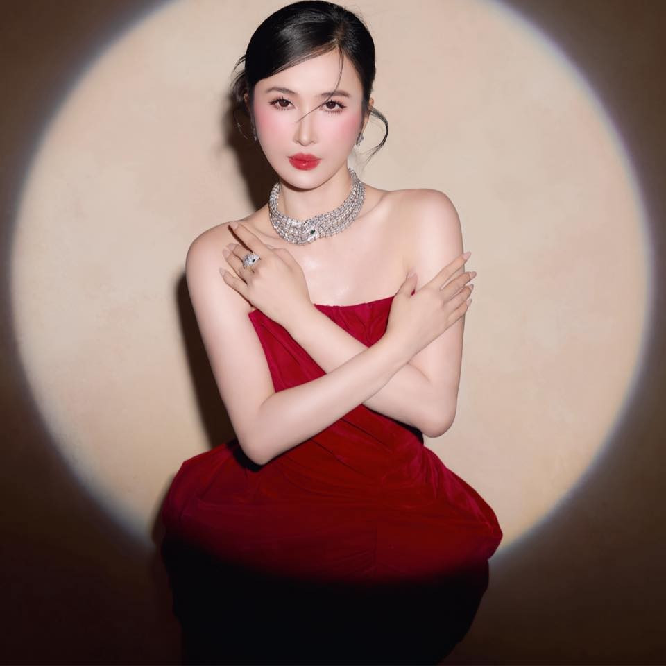 Về phong cách sống, Mina Phạm được xem là biểu tượng của sự xa hoa khi thường xuyên đăng tải hình ảnh du lịch hạng sang, bộ sưu tập túi xách Hermès phiên bản giới hạn cùng nhiều món trang sức, đồng hồ đắt đỏ.