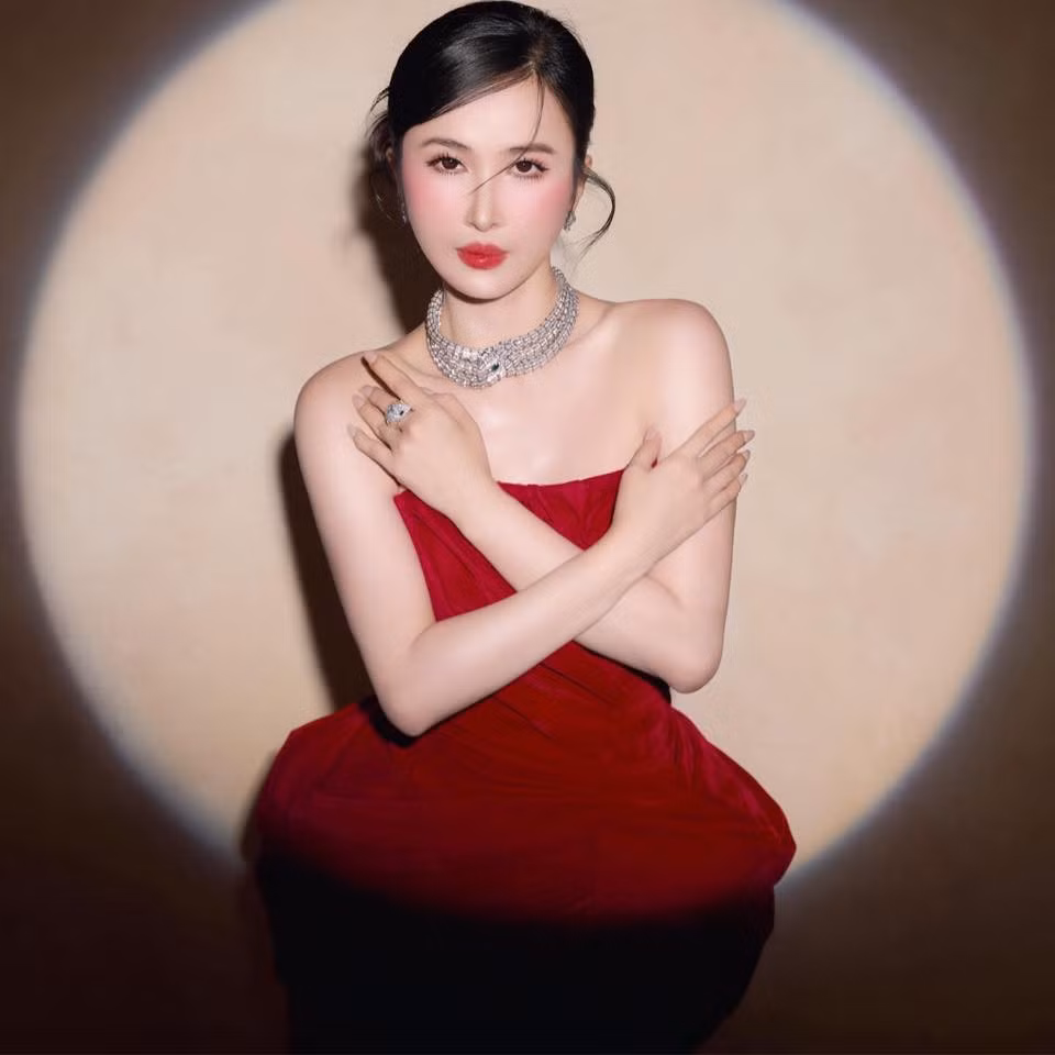 Về phong cách sống, Mina Phạm được xem là biểu tượng của sự xa hoa khi thường xuyên đăng tải hình ảnh du lịch hạng sang, bộ sưu tập túi xách Hermès phiên bản giới hạn cùng nhiều món trang sức, đồng hồ đắt đỏ.