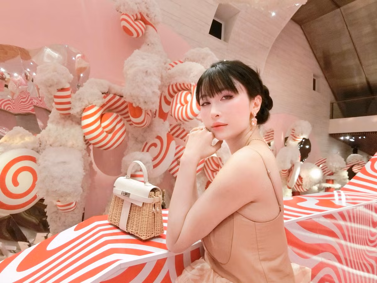 Dù sống trong nhung lụa, Mina Phạm từng chia sẻ cô vẫn trực tiếp vào bếp nấu ăn cho chồng nhiều lần trong ngày, không hoàn toàn phụ thuộc vào người giúp việc.