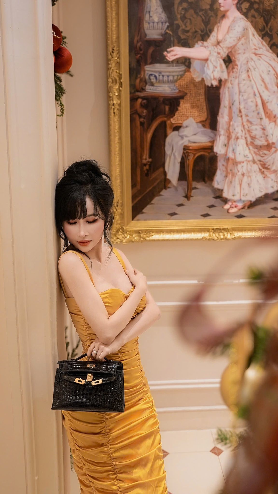 Vóc dáng của phu nhân nhà đại gia Minh Nhựa ghi điểm với vòng eo gọn gàng, bờ vai thanh mảnh và tỷ lệ cơ thể cân đối. Kiểu dáng ôm sát vừa đủ giúp Mina Phạm khoe nét nữ tính mà vẫn giữ trọn sự kín đáo, quý phái.