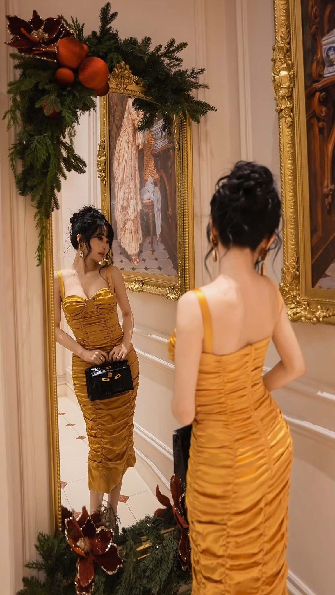 Mina Phạm (tên thật Phạm Thị Hồng Nga, sinh năm 1990) là nhân vật nổi tiếng trên mạng xã hội Việt Nam, được biết đến rộng rãi với vai trò là vợ hai của đại gia Minh Nhựa (Phạm Trần Nhật Minh).