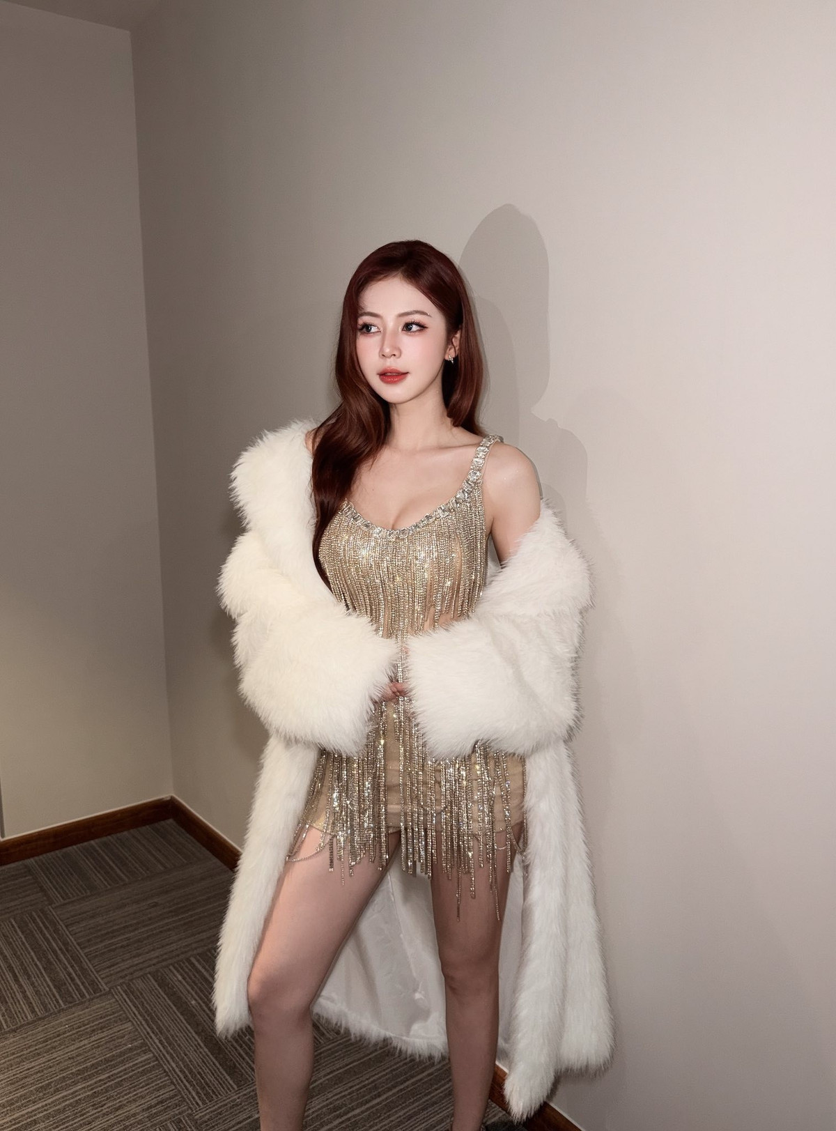 Dù năm nay đã bước sang tuổi 32, Liz Kim Cương vẫn khiến công chúng bất ngờ bởi ngoại hình trẻ trung. Vóc dáng mảnh mai, gương mặt xinh xắn, đường nét thanh tú, đặc biệt là thần thái mềm mại nhưng đầy bản lĩnh giúp cô luôn giữ được độ hot trong giới giải trí.