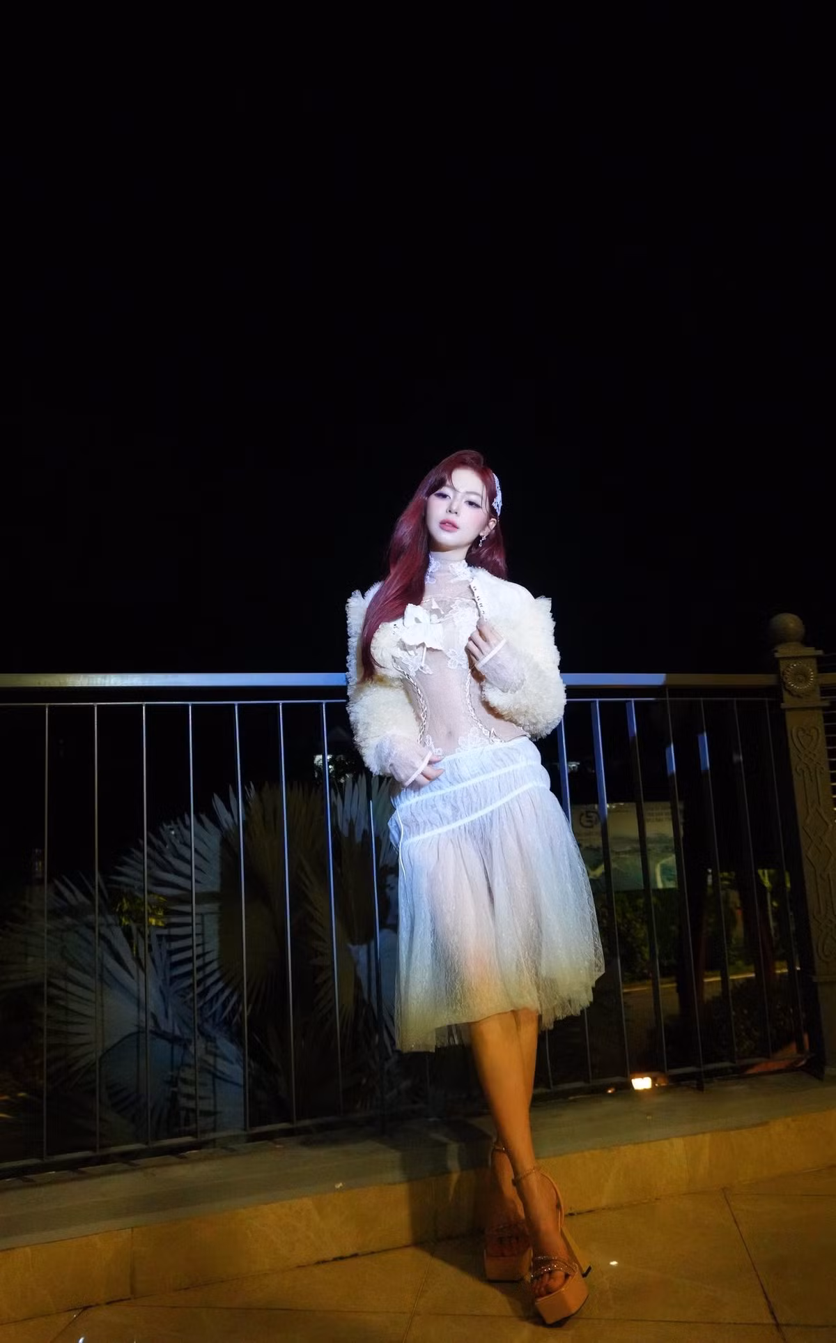 Outfit lần này lựa chọn corset ôm sát, giúp Liz Kim Cương tôn lên vòng eo mảnh mai và vóc dáng thon gọn vốn là lợi thế của nữ ca sĩ.