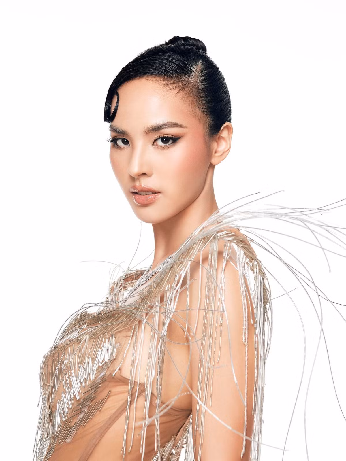 Hành trình sắc đẹp của Quỳnh Nga cũng rất đáng chú ý: Á hậu Hoa khôi Sinh viên Việt Nam 2017, top 10 Miss World Vietnam 2019 và giành danh hiệu Á hậu 2 Miss Charm 2024. Kinh nghiệm thi đấu quốc tế giúp cô rèn luyện sự tự tin, khả năng giao tiếp tiếng Anh xuất sắc cùng phong thái chuyên nghiệp trước ống kính – những yếu tố quan trọng đối với một MC truyền hình.