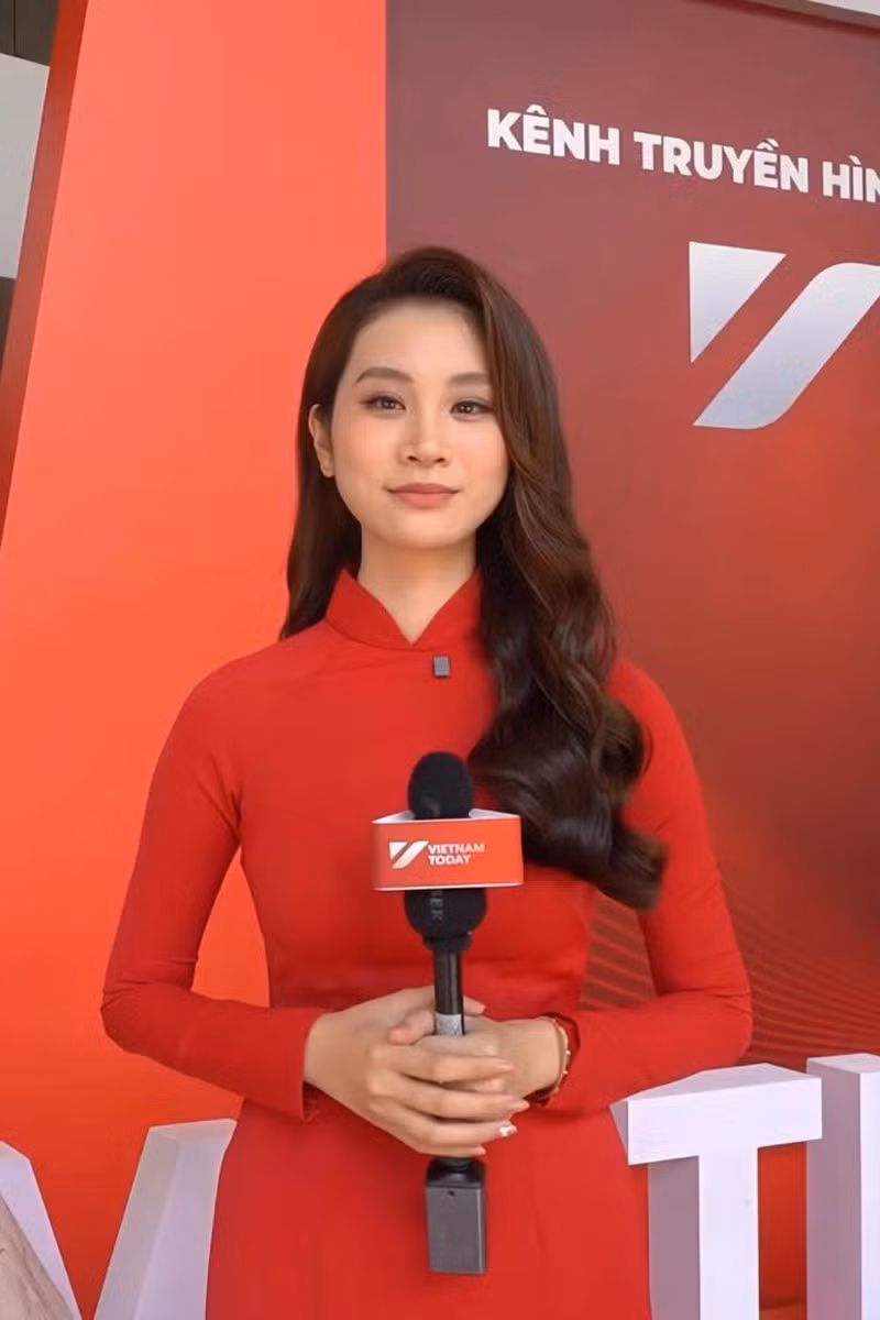 MC Thùy Linh từng lọt top 5 Miss World Vietnam 2022 và giành danh hiệu Người đẹp Bản lĩnh. Cô sở hữu chiều cao 1,73m cùng khả năng ngoại ngữ ấn tượng với tiếng Anh và tiếng Pháp.