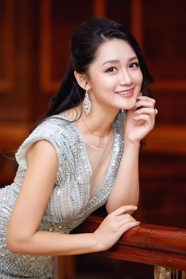 Thu Hà đỗ thủ khoa Khoa Diễn viên Đại học Sân khấu Điện ảnh và tốt nghiệp loại giỏi. Nhờ nền tảng chuyên môn vững chắc, cô trở thành BTV trẻ nhất dẫn Thời sự 19h của VTV khi mới 23 tuổi. Ngoài ra, Thu Hà còn dẫn Chào buổi sáng, Bản tin Bất động sản và nhiều sự kiện lớn của đài. Phong cách dẫn tự tin, lưu loát cùng kiến thức sâu rộng giúp cô luôn giữ được vị trí vững chắc trong lòng khán giả.