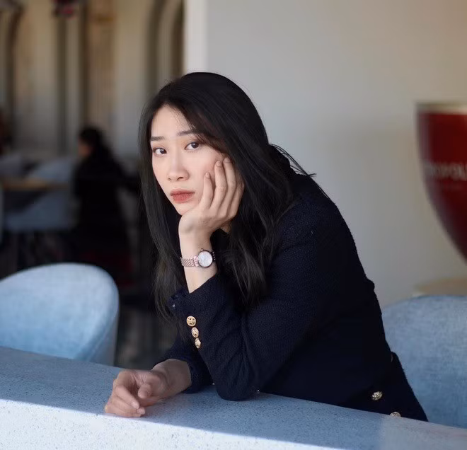 Phạm Thị Nguyệt Anh sinh năm 1998, quê Quảng Bình, là vận động viên bóng chuyền chuyên nghiệp chơi ở vị trí chủ công. Cô hiện là đội trưởng CLB Binh chủng Thông tin – Trường Tươi Bình Phước và là thành viên quan trọng của Đội tuyển bóng chuyền nữ Việt Nam.