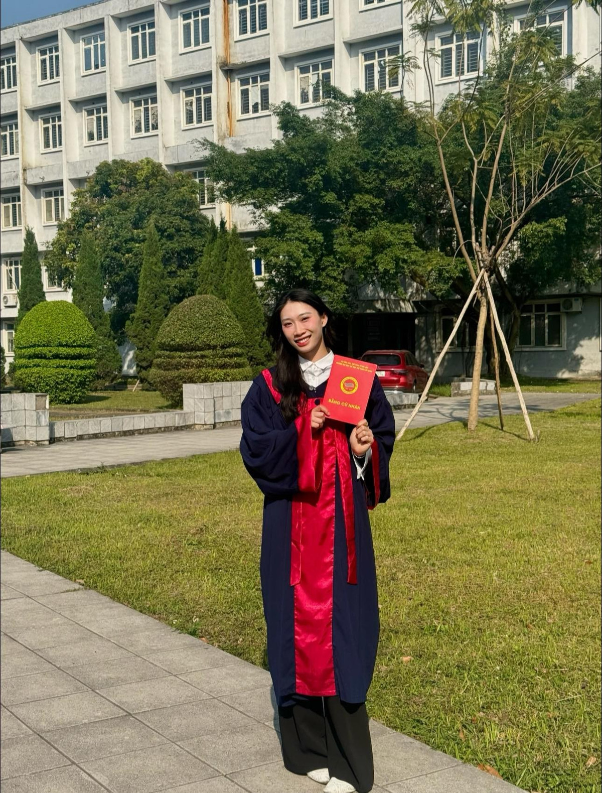 Trong bối cảnh lịch thi đấu và tập luyện dày đặc của thể thao thành tích cao, trụ cột của bóng chuyền nữ Việt Nam là Phạm Thị Nguyệt Anh đã khiến người hâm mộ nể phục khi chính thức hoàn thành chương trình đại học và nhận bằng cử nhân tại Trường Đại học Thể dục thể thao Bắc Ninh.