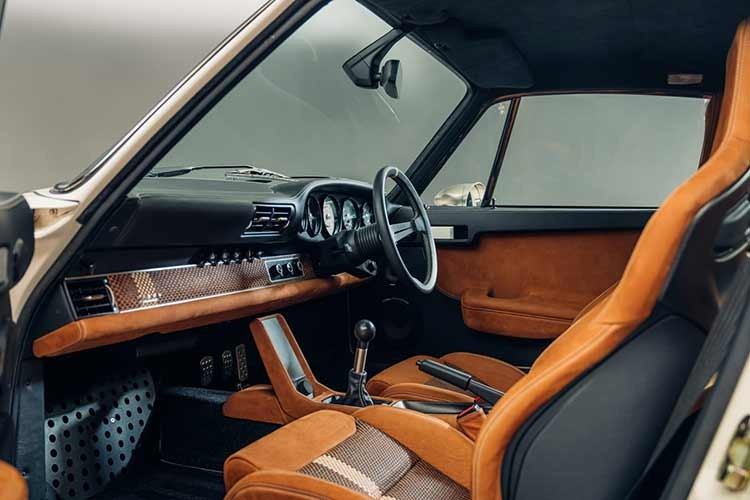 Màu Copper Brown xuất hiện trên bộ heo phanh 993 RS, ẩn sau mâm Fuchs-style kích thước 17 inch ba mảnh nhẹ, sơn màu champagne, đi kèm lốp Michelin Pilot Sport.