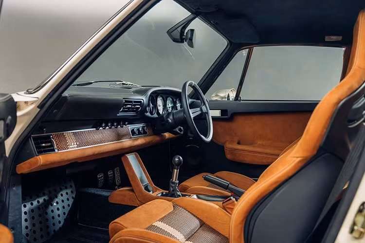 Màu Copper Brown xuất hiện trên bộ heo phanh 993 RS, ẩn sau mâm Fuchs-style kích thước 17 inch ba mảnh nhẹ, sơn màu champagne, đi kèm lốp Michelin Pilot Sport.