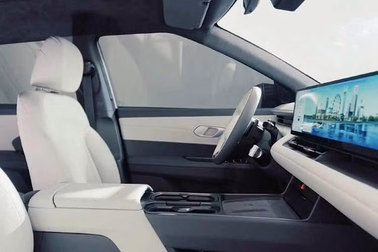 Hyundai Elexio 2026 được trang bị hệ thống âm thanh 6 loa, 5 cổng USB-C, điều khiển bằng giọng nói 4 vùng, kết nối BlueLink và khả năng cập nhật phần mềm từ xa (OTA). Thiết kế nội thất hướng đến sự tối giản với nhiều ngăn chứa đồ.