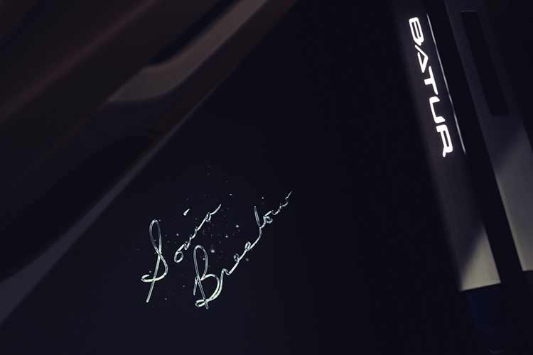 Đây là lần đầu tiên Mulliner chế tạo một chiếc xe sử dụng phối màu 3 tông theo yêu cầu của khách hàng, đặc biệt là nữ giới. Màu chủ đạo là xanh Breslow, trùng với màu vải bạt mái, một điều chưa từng có tiền lệ đối với Mulliner.