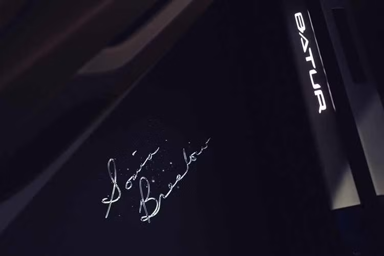 Đây là lần đầu tiên Mulliner chế tạo một chiếc xe sử dụng phối màu 3 tông theo yêu cầu của khách hàng, đặc biệt là nữ giới. Màu chủ đạo là xanh Breslow, trùng với màu vải bạt mái, một điều chưa từng có tiền lệ đối với Mulliner.