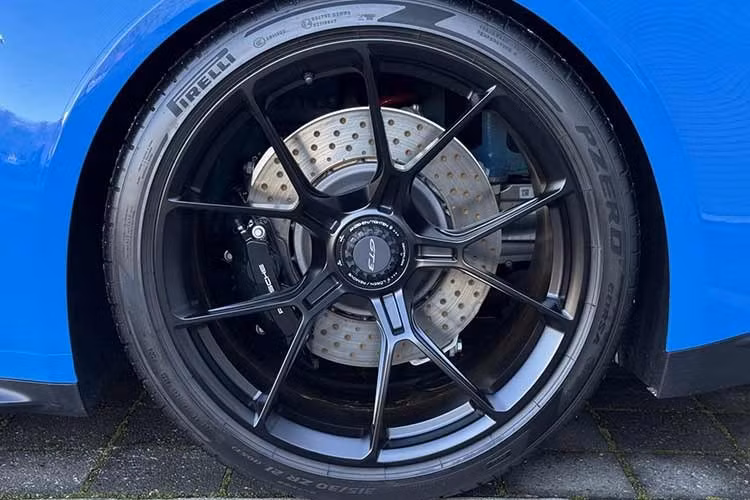 Ngoài ra, chiếc 911 này còn được trang bị đèn pha LED, cánh gió sau dạng cổ thiên nga, đèn hậu thiết kế độc quyền, cùng bộ mâm GT3 khóa trung tâm 20 inch phía trước và 21 inch phía sau màu đen với lốp Pirelli P Zero Corsa và phanh đĩa thông gió ở cả bốn bánh, kèm hệ thống nâng trục trước.