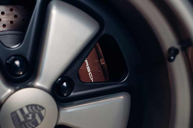 Tất cả linh kiện cơ khí, bao gồm động cơ boxer-6 4.0L làm mát bằng không khí, đều được phủ lớp bảo vệ chromate vàng đúng phong cách bấy giờ. Thân xe sơn màu Medium Ivory cổ điển của Porsche, chữ Porsche Metallic Copper Brown và sọc Grand Prix White. Công đoạn sơn 20 lớp mất hơn 300 giờ, sau đó phủ toàn bộ PPF bảo vệ.