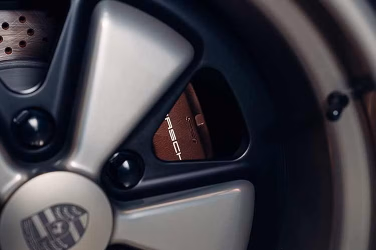 Tất cả linh kiện cơ khí, bao gồm động cơ boxer-6 4.0L làm mát bằng không khí, đều được phủ lớp bảo vệ chromate vàng đúng phong cách bấy giờ. Thân xe sơn màu Medium Ivory cổ điển của Porsche, chữ Porsche Metallic Copper Brown và sọc Grand Prix White. Công đoạn sơn 20 lớp mất hơn 300 giờ, sau đó phủ toàn bộ PPF bảo vệ.