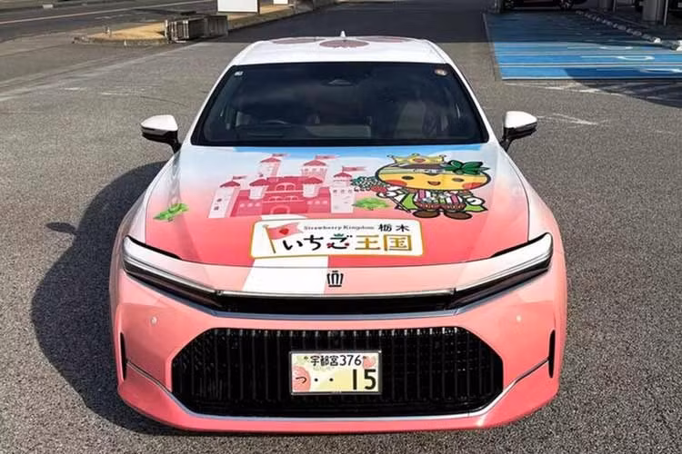 Lớp vỏ xe là sự kết hợp tinh tế giữa nền hồng đậm và các dải màu trắng chuyển tiếp mềm mại, tạo hiệu ứng thị giác như một ly kem dâu. Thân xe được trang trí bằng hình ảnh các loại dâu nổi tiếng của địa phương như Tochiotome, Tochiaika và Skyberry.