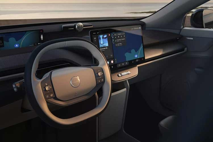 Ngoài ra, xe còn có dây an toàn thích ứng đa cấp thế hệ mới, cùng nhiều công nghệ an toàn tiên tiến khác. Hãng sử dụng khung an toàn gia cường bằng thép boron, hệ thống cảm biến dày đặc và khả năng giám sát môi trường liên tục, nhằm vượt qua các tiêu chuẩn an toàn hiện hành.