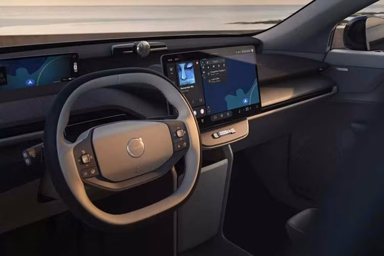 Ngoài ra, xe còn có dây an toàn thích ứng đa cấp thế hệ mới, cùng nhiều công nghệ an toàn tiên tiến khác. Hãng sử dụng khung an toàn gia cường bằng thép boron, hệ thống cảm biến dày đặc và khả năng giám sát môi trường liên tục, nhằm vượt qua các tiêu chuẩn an toàn hiện hành.