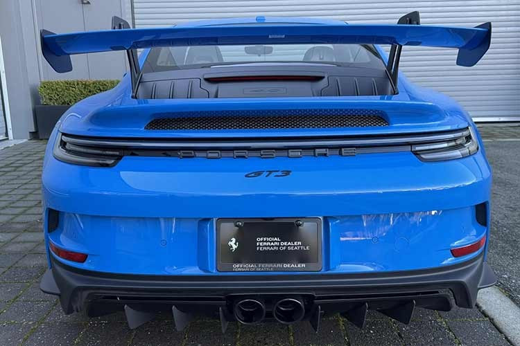 Chiếc xe này cũng đi kèm với bình xăng dung tích 23,7 gallon, một tùy chọn rất thiết thực. Vậy, các bạn nghĩ chiếc 911 GT3 này đáng giá bao nhiêu? hiện tại, mức giá cao nhất đang trả cho xe đã lên tới 242.000 USD, nhưng con số đó vẫn chưa đủ để thuyết phục người bán.