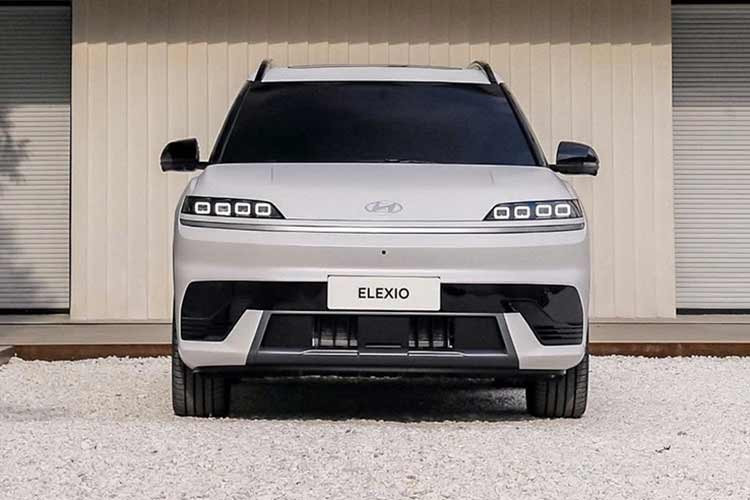 Dải đèn LED trải dài toàn bộ chiều rộng xe nằm ngay bên dưới cụm đèn pha nằm ngang. Đuôi xe được trang bị cụm đèn LED toàn chiều rộng đặt cao, logo nổi bật.