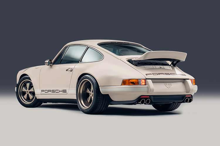 Hiểu đơn giản, Theon Design đã thực hiện phiên bản “tinh giản, vượt thời gian” của chiếc Porsche 911 được làm mát bằng không khí, tối ưu cho đường phố. Khả năng tăng tốc từ 0-100 km/h dưới 4 giây, đây là con số ấn tượng với chiếc xe số sàn (6 cấp spec 993 RS) kết hợp động cơ cổ điển.