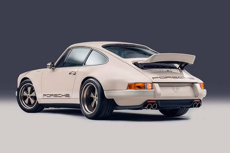 Hiểu đơn giản, Theon Design đã thực hiện phiên bản “tinh giản, vượt thời gian” của chiếc Porsche 911 được làm mát bằng không khí, tối ưu cho đường phố. Khả năng tăng tốc từ 0-100 km/h dưới 4 giây, đây là con số ấn tượng với chiếc xe số sàn (6 cấp spec 993 RS) kết hợp động cơ cổ điển.