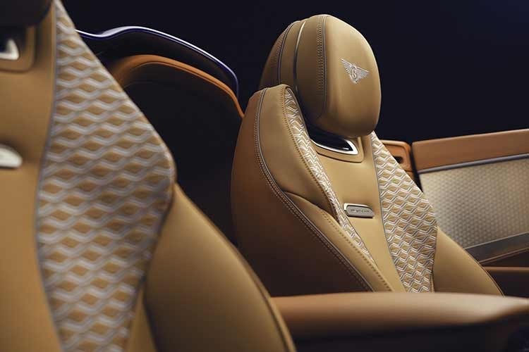 Việc tùy chỉnh được mở rộng đến màn hình xoay Bentley, bao gồm các mặt đồng hồ màu sắc riêng biệt trong ba kim chỉ thị, phù hợp với mặt đồng hồ màu xanh lam mờ của Bentley.