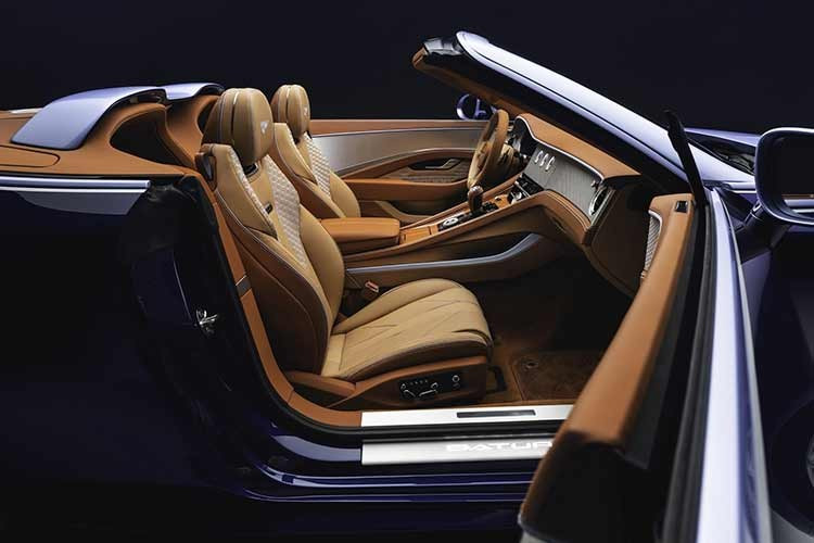 Cô ấy đã chọn những tông màu ấm áp cho nội thất xe, chẳng hạn như màu be, màu caramel, màu xanh nhạt làm điểm nhấn và đường chỉ khâu tương phản. Hình dáng của núi lửa Batur, nguồn cảm hứng cho tên gọi của chiếc xe, được thêu trên thảm trải sàn dày.