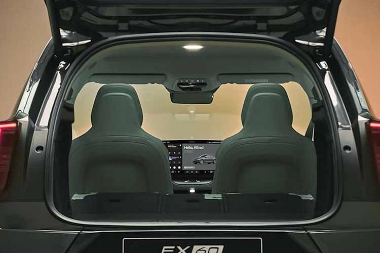 Theo Volvo, những cải tiến này giúp giảm trọng lượng, tăng hiệu suất, tối ưu khả năng sản xuất quy mô lớn và quan trọng hơn là giảm chi phí cho người tiêu dùng. Dù chưa công bố giá chi tiết theo từng phiên bản, hãng cho biết một chiếc EX60 trang bị tốt sẽ có giá khoảng 60.000 USD. Đáng chú ý, lượng khí thải carbon trong vòng đời của EX60 tương đương mẫu xe nhỏ hơn là EX30.