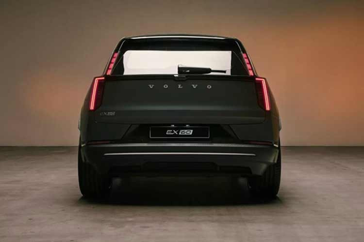 Volvo xác nhận sẽ tung ra EX60 Cross Country tại Mỹ, sau khi ra mắt trước tại châu Âu. Phiên bản này có khoảng sáng gầm tăng thêm 20 mm, và có thể tăng tổng cộng 40 mm nếu sử dụng hệ thống treo điều chỉnh. Bên cạnh đó là ốp gầm bảo vệ, vòm bánh xe mở rộng, mâm riêng và màu sơn độc quyền Frost Green. Bản Cross Country chỉ có dẫn động bốn bánh và đi kèm động cơ P10 hoặc P12.