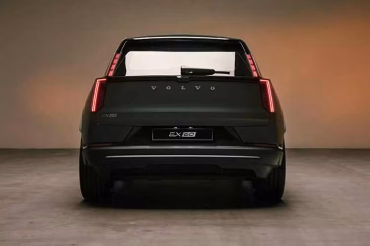 Volvo xác nhận sẽ tung ra EX60 Cross Country tại Mỹ, sau khi ra mắt trước tại châu Âu. Phiên bản này có khoảng sáng gầm tăng thêm 20 mm, và có thể tăng tổng cộng 40 mm nếu sử dụng hệ thống treo điều chỉnh. Bên cạnh đó là ốp gầm bảo vệ, vòm bánh xe mở rộng, mâm riêng và màu sơn độc quyền Frost Green. Bản Cross Country chỉ có dẫn động bốn bánh và đi kèm động cơ P10 hoặc P12.