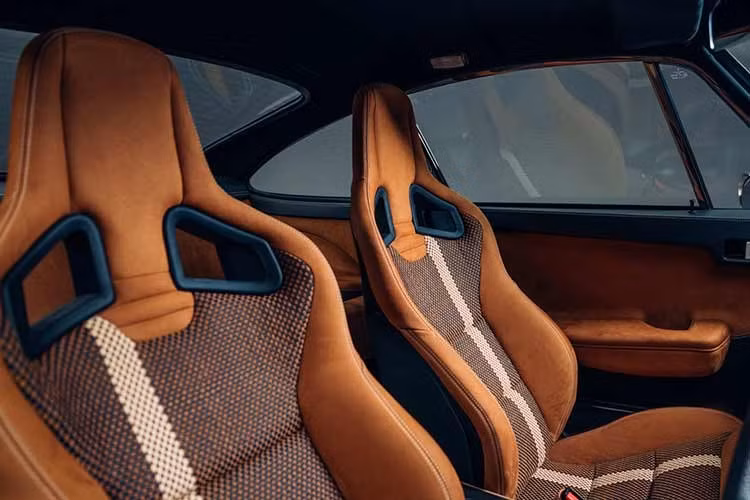 Chủ xe yêu cầu bố trí bàn đạp chính xác tuyệt đối, khắc phục khuyết điểm cố hữu của 911 đời cũ (đặc biệt xe tay lái nghịch), giúp dễ dàng thao tác heel-and-toe khi giảm số(kỹ thuật dồn số với ngón chân đạp phanh và gót chân đạp ga, thao tác phổ biến khi chạy xe đua, chạy track...).