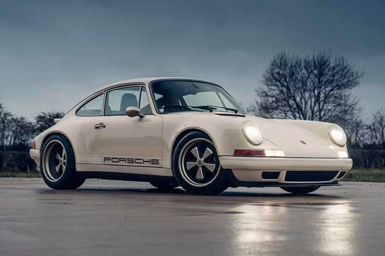 Mỗi chiếc Porsche 911 restomod có giá khoảng 562.000 USD quy đổi tương đương khoảng 14,6 tỷ đồng (chưa bao gồm xe gốc) và phải chờ tới 18 tháng mới nhận xe.