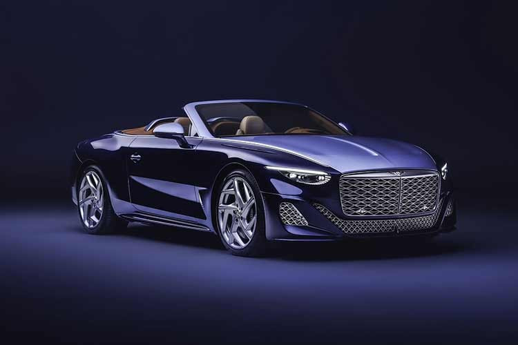 Một khách hàng giàu có đã đặt hàng cho mình một chiếc Bentley Batour siêu sang đáp ứng không dưới 4 tiêu chí "lần đầu tiên". Chưa từng có chiếc Bentley nào sở hữu lớp sơn ba tông màu theo sở thích của chủ nhân, hay đèn chào mừng được thiết kế bởi chính người mua chiếc xe mui trần siêu sang này.