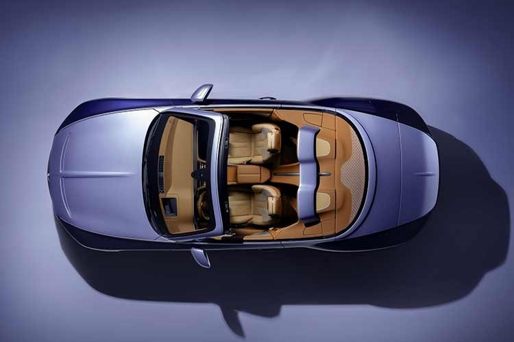 Đường kẻ sọc trên nắp ca-pô được sơn màu xanh Midnight Breslow, màu này cũng xuất hiện ở phần dưới của xe, bánh xe và gương chiếu hậu. Một đường kẻ mảnh màu bạc bóng rộng sáu milimét làm nổi bật thiết kế "nắp ca-pô vô tận" của chiếc xe mui trần hạng sang này.