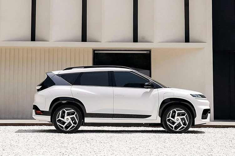 Về kích thước, Hyudnai Elexio EV 2026 mới sở hữu chiều dài 4.615 mm, chiều rộng 1.875 mm, chiều cao 1.675 mm, cùng trục cơ sở đạt 2.750 mm, mang đến không gian nội thất rộng rãi cho phân khúc SUV cỡ C.