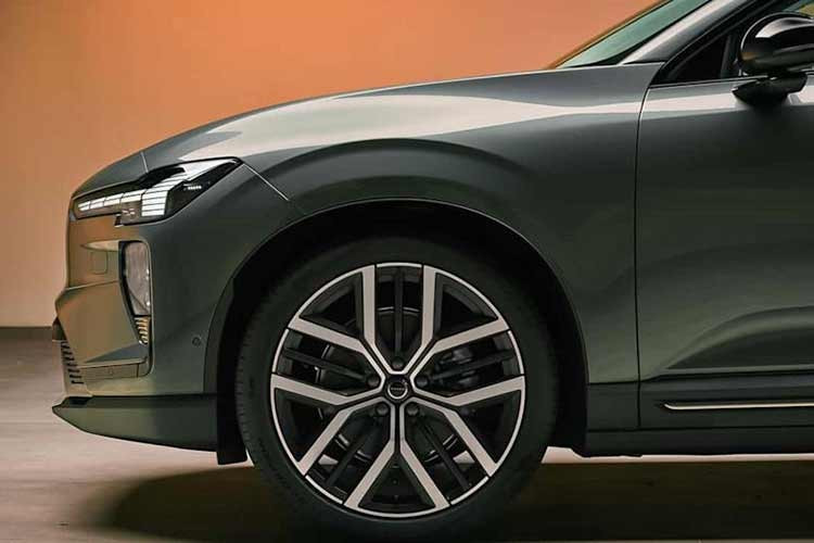 Khả năng sạc nhanh 400 kW cho phép EX60 chạy được 278 km chỉ trong 10 phút, với điều kiện trạm sạc đủ công suất – điều hiện vẫn còn hiếm tại Mỹ. Ngay cả mạng lưới Supercharger của Tesla, dù EX60 có hỗ trợ gốc, cũng chưa phổ biến mức công suất này.