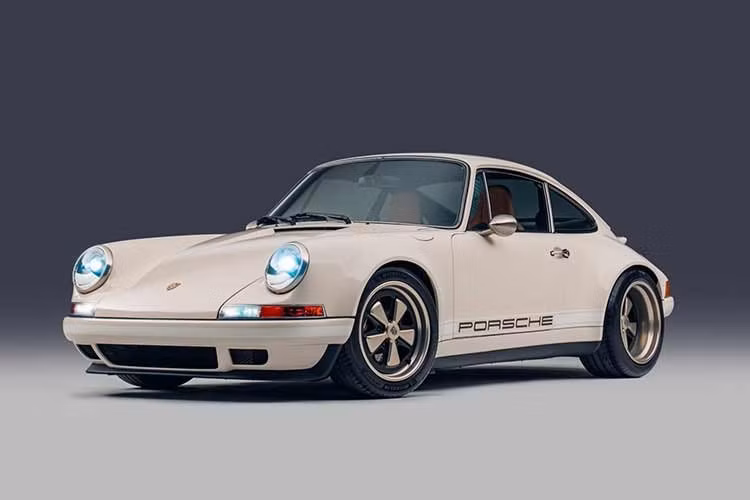 Porsche 911 GT3 RS 992 hiện tại mang công suất 518 mã lực nặng khoảng 1.482 kg, cho tỷ lệ công suất/trọng lượng 0,159 hp/kg. Nhưng kiệt tác mới nhất của Theon Design khiến chiếc xe trông “thừa cân” nhưng trọng lượng chỉ khoảng 1.150 kg, sản sinh 420 mã lực tại 7.600 vòng/phút và mô-men xoắn 439 Nm, đạt tỷ lệ 0,166 hp/kg, vượt trội hơn GT3 RS.