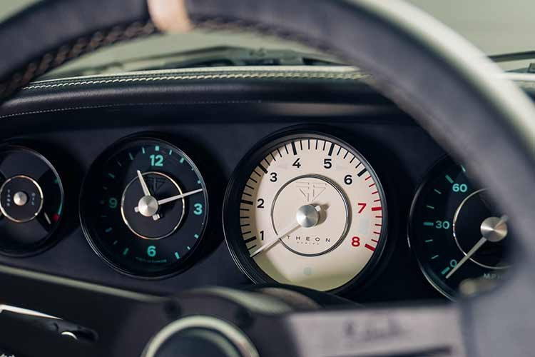 Màu sắc và kiểu dáng của xe gợi nhớ thập niên 70, Theon bổ sung thêm sự cổ điển đỉnh cao với cổ hút gió mở, không chỉ tăng mô-men xoắn mà còn gợi nhớ sống động những chiếc Porsche RSR đua thời kỳ đó.