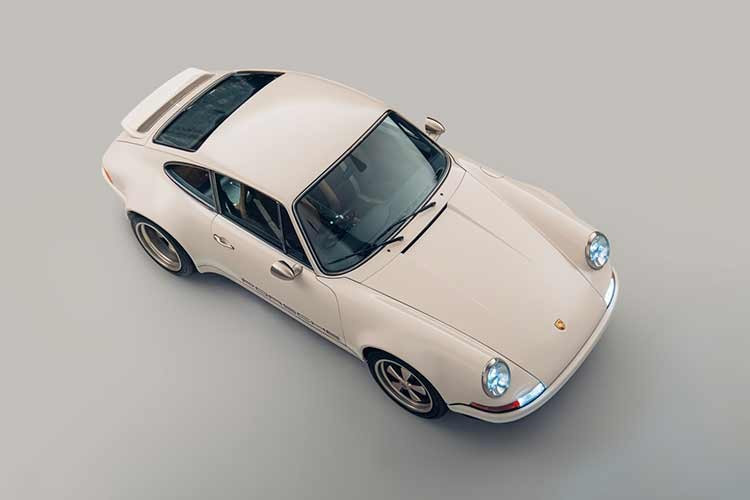 Dù chiếc xe không di chuyển, với thiết kế đơn giản, thanh lịch trường tồn thời gian chiếc Porsche 911 vẫn khiến mọi người phải trầm trồ. Chiếc Porsche 911 cổ điển này thuộc thế hệ 964 được giữ nguyên cánh gió sau chủ động. Để thực hiện, các kỹ sư của Theon đã làm việc trong 18 tháng nhằm tháo dỡ toàn bộ khung trần, lắp thân xe sợi carbon (giảm tỷ lệ công suất/trọng lượng vượt GT3 RS).