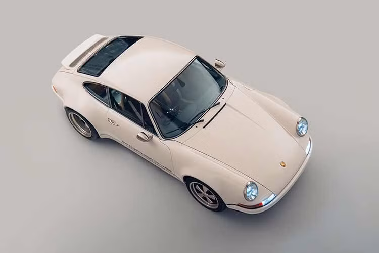 Dù chiếc xe không di chuyển, với thiết kế đơn giản, thanh lịch trường tồn thời gian chiếc Porsche 911 vẫn khiến mọi người phải trầm trồ. Chiếc Porsche 911 cổ điển này thuộc thế hệ 964 được giữ nguyên cánh gió sau chủ động. Để thực hiện, các kỹ sư của Theon đã làm việc trong 18 tháng nhằm tháo dỡ toàn bộ khung trần, lắp thân xe sợi carbon (giảm tỷ lệ công suất/trọng lượng vượt GT3 RS).