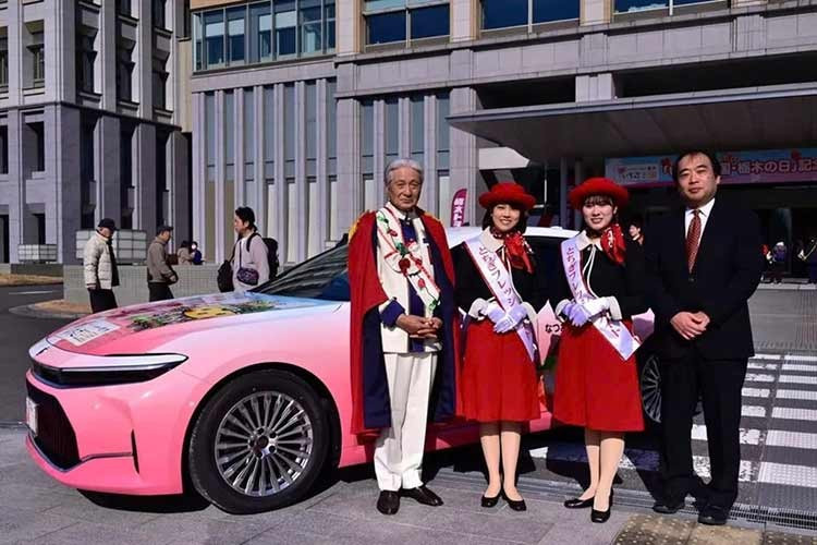 Thay vì sắc đen, trắng hoặc xám truyền thống, mẫu sedan hạng sang cỡ lớn Toyota Crown Sedan 2026 mới được phủ lớp áo hồng rực rỡ, lấy cảm hứng trực tiếp từ dâu tây - loại nông sản nổi tiếng của tỉnh Tochigi, Nhật Bản.