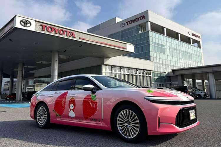 Sức mạnh được truyền tới bánh sau, đúng với tinh thần sedan dẫn động cầu sau truyền thống của Crown. Mẫu xe độc bản này cũng được Toyota giới thiệu trong khuôn khổ sự kiện Strawberry Kingdom Tochigi Day, tổ chức ngày 18/1 tại trụ sở chính quyền tỉnh Tochigi.