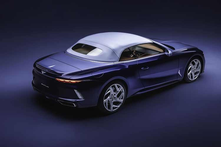 Chủ nhân của chiếc xe không ai khác ngoài nhà sưu tập Sonia Breslow. Chiếc Batur Convertible #4 hoàn toàn mới và độc nhất vô nhị của bà đạt được bốn tiêu chí đầu tiên, đưa việc cá nhân hóa lên một tầm cao mới. Mẫu xe này vừa trở thành mẫu xe được chế tác tỉ mỉ nhất thuộc loại này từng được hoàn thiện bởi bộ phận chế tạo xe theo yêu cầu Mulliner của Bentley.