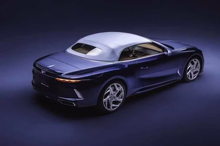 Chủ nhân của chiếc xe không ai khác ngoài nhà sưu tập Sonia Breslow. Chiếc Batur Convertible #4 hoàn toàn mới và độc nhất vô nhị của bà đạt được bốn tiêu chí đầu tiên, đưa việc cá nhân hóa lên một tầm cao mới. Mẫu xe này vừa trở thành mẫu xe được chế tác tỉ mỉ nhất thuộc loại này từng được hoàn thiện bởi bộ phận chế tạo xe theo yêu cầu Mulliner của Bentley.